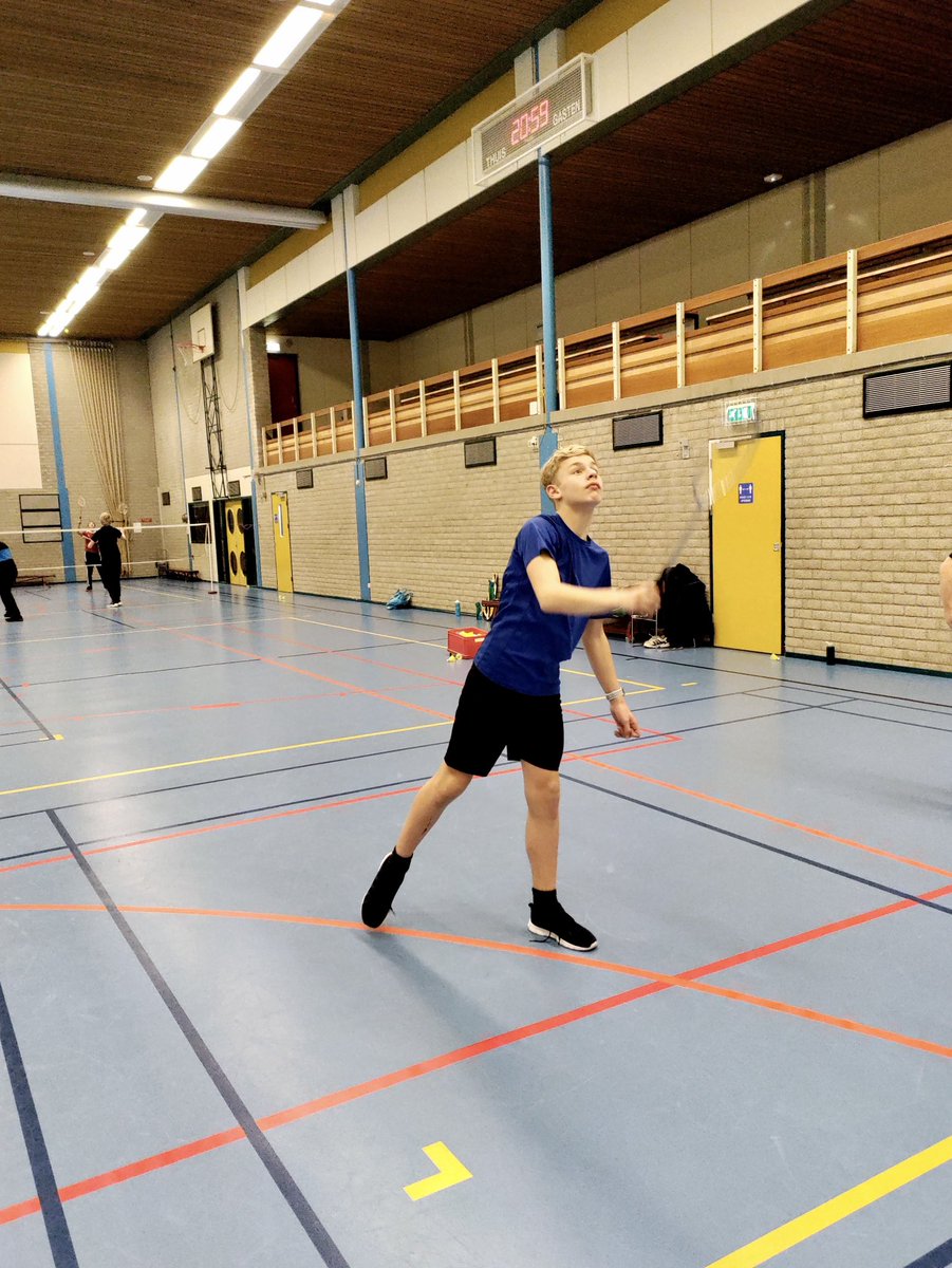 bckampennl's tweet photo. jeugdtraining. Zo leerden jeugdleden over verschillende droptechnieken. 
Als jou deze badmintonjeugdtrainingen ook wat lijken, kom dan een keer op een maandag om 18:30 in Sporthal Cellesbroek gratis meekijken en -doen!

#badminton #badmintonnl #Kampen #bckampen https://t.co/I4w590UggD
