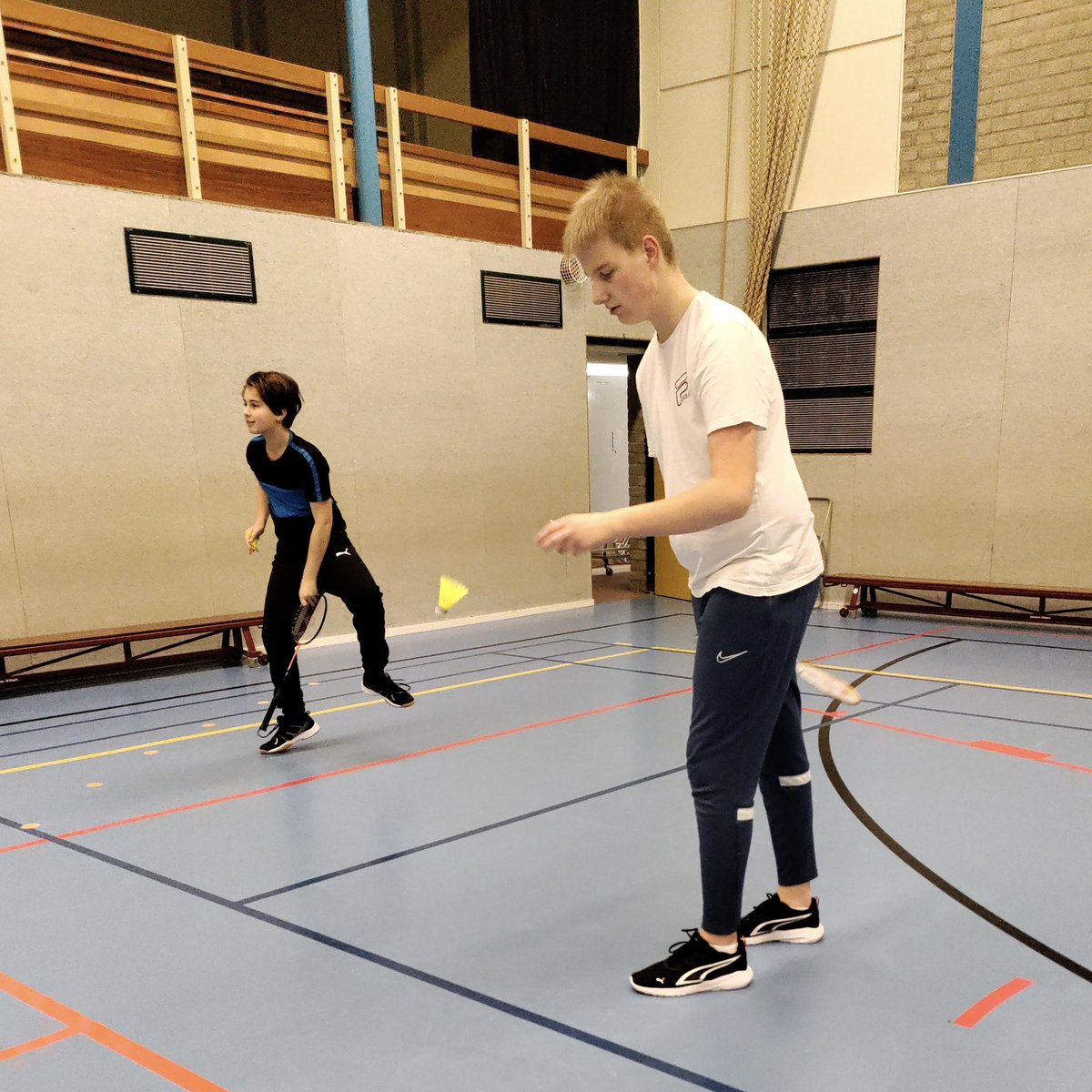 jeugdtraining. Zo leerden jeugdleden over verschillende droptechnieken. 
Als jou deze badmintonjeugdtrainingen ook wat lijken, kom dan een keer op een maandag om 18:30 in Sporthal Cellesbroek gratis meekijken en -doen!

#badminton #badmintonnl #Kampen #bckampen