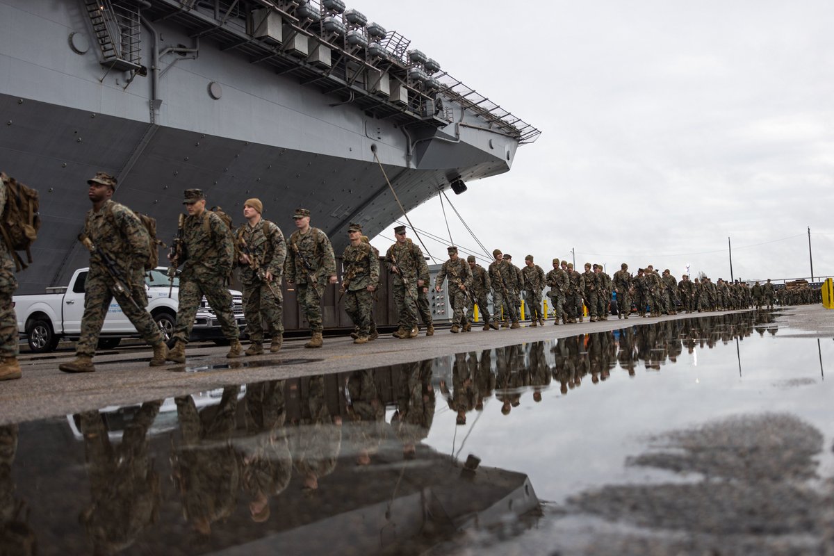 #Marines prepare to board the @LHD5 during #PMINT at @NAV_STA_NORFOLK, VA. PMINT aims to increase #interoperability & build relationships between Marines & #Sailors.

(#USMC photos by Cpl. Kyle Jia)
#EveryDomain #EveryClime @USFleetForces  #BlueGreenTeam