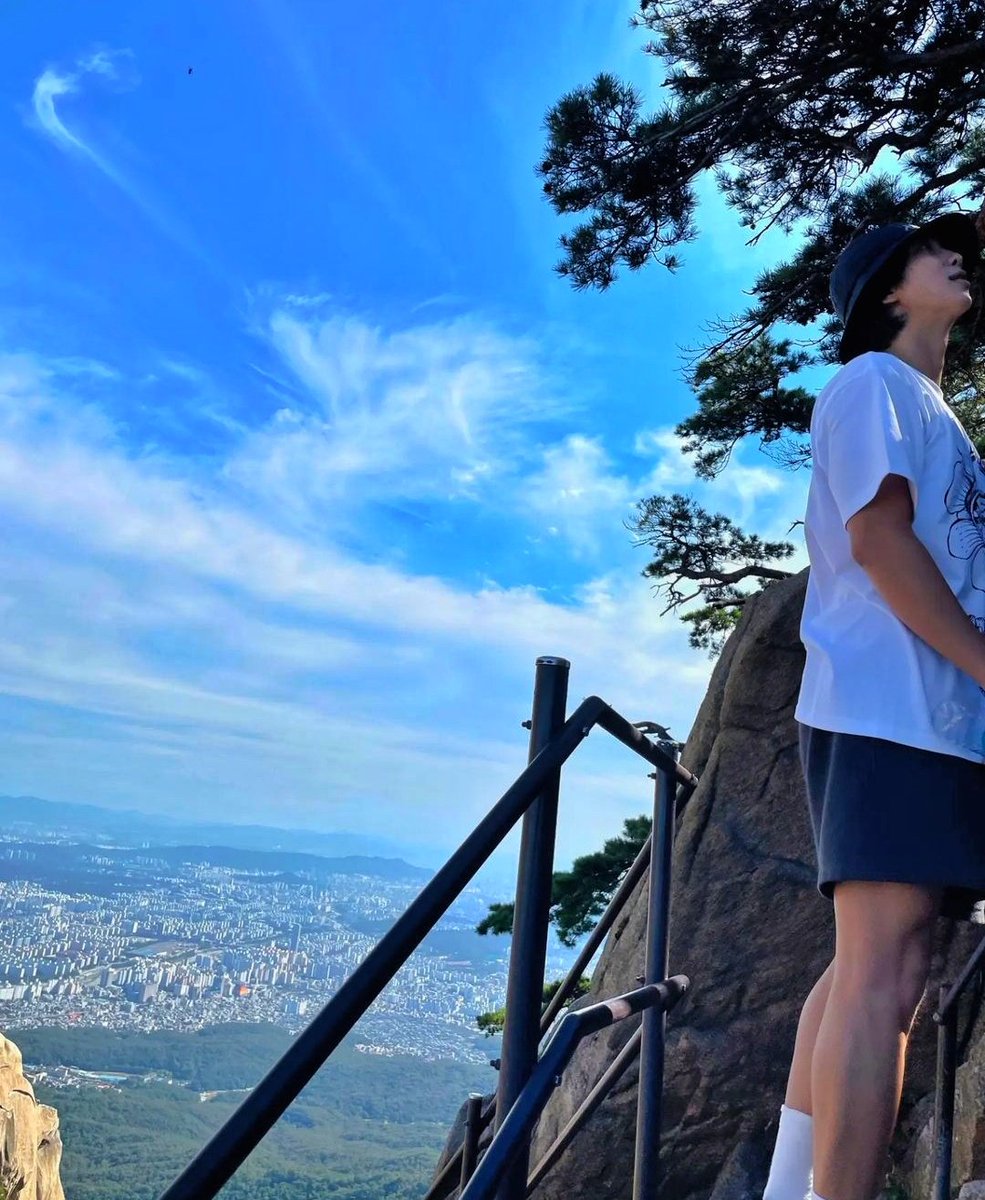 that_DK_JM_one's tweet image. My man&apos;s &amp;amp; I featuring the pretty skies we found. ❤️📸🥰

@BTS_twt @BTSPROJECTRSA 

#SASD 
#SArmyselcaday 
#SArmy