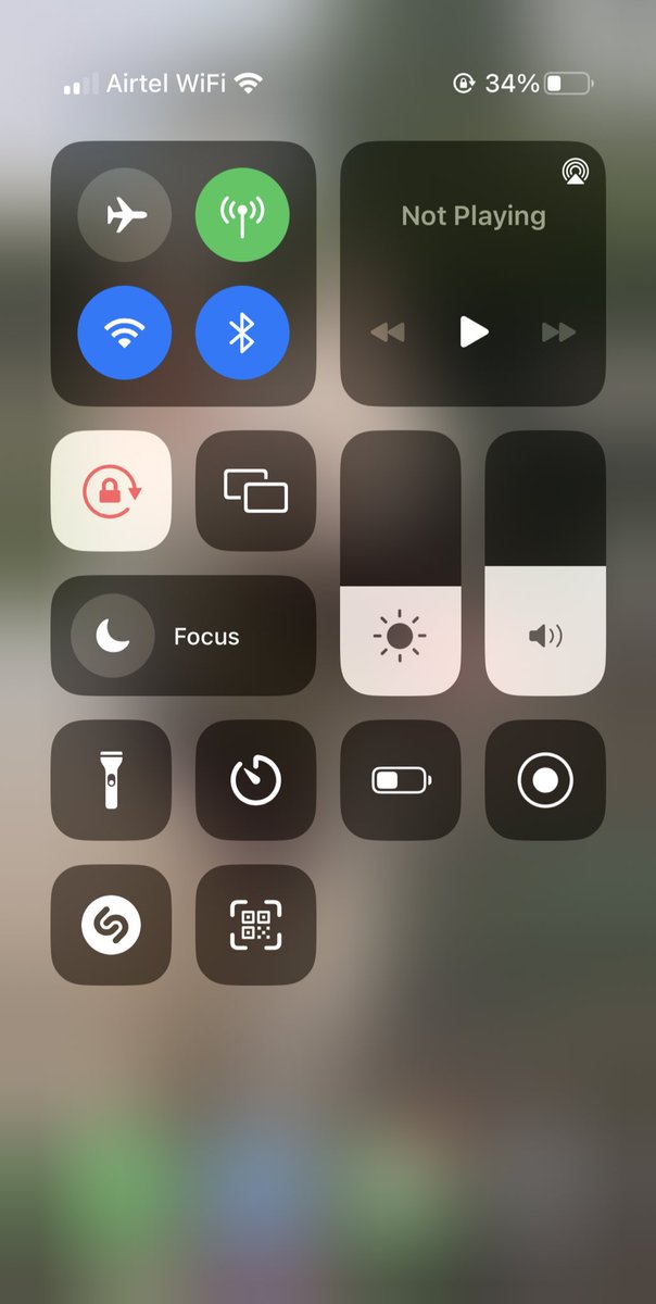 Is the size of these icons triggering your OCD too or is it just me? 🙈why #iOS #Apple #design