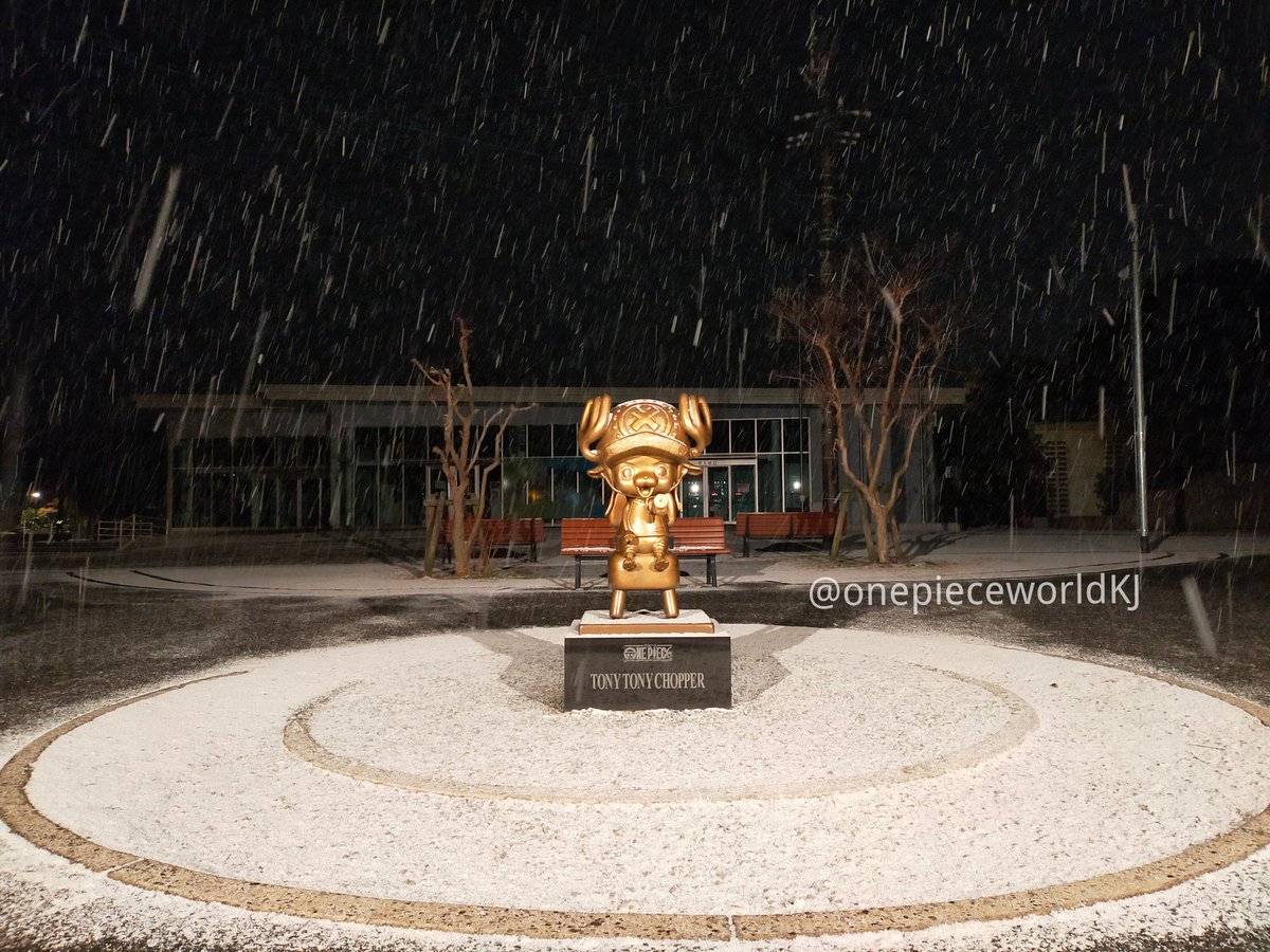 onepieceworldKJ's tweet photo. 2023年1月24日チョッパーの誕生日から1ヶ月。熊本にも雪が降ってます。
Jan 24,2023 It snowed a month after Chopper's birthday.
#時々チョッパー #ワンピース #チョッパー #尾田栄一郎 #EiichiroOda #ONEPIECE    #ONEPIECEFILMRED    #chopper #熊本 #熊本市動植物園 #雪だるま #路面凍結 https://t.co/THqukJlzmS