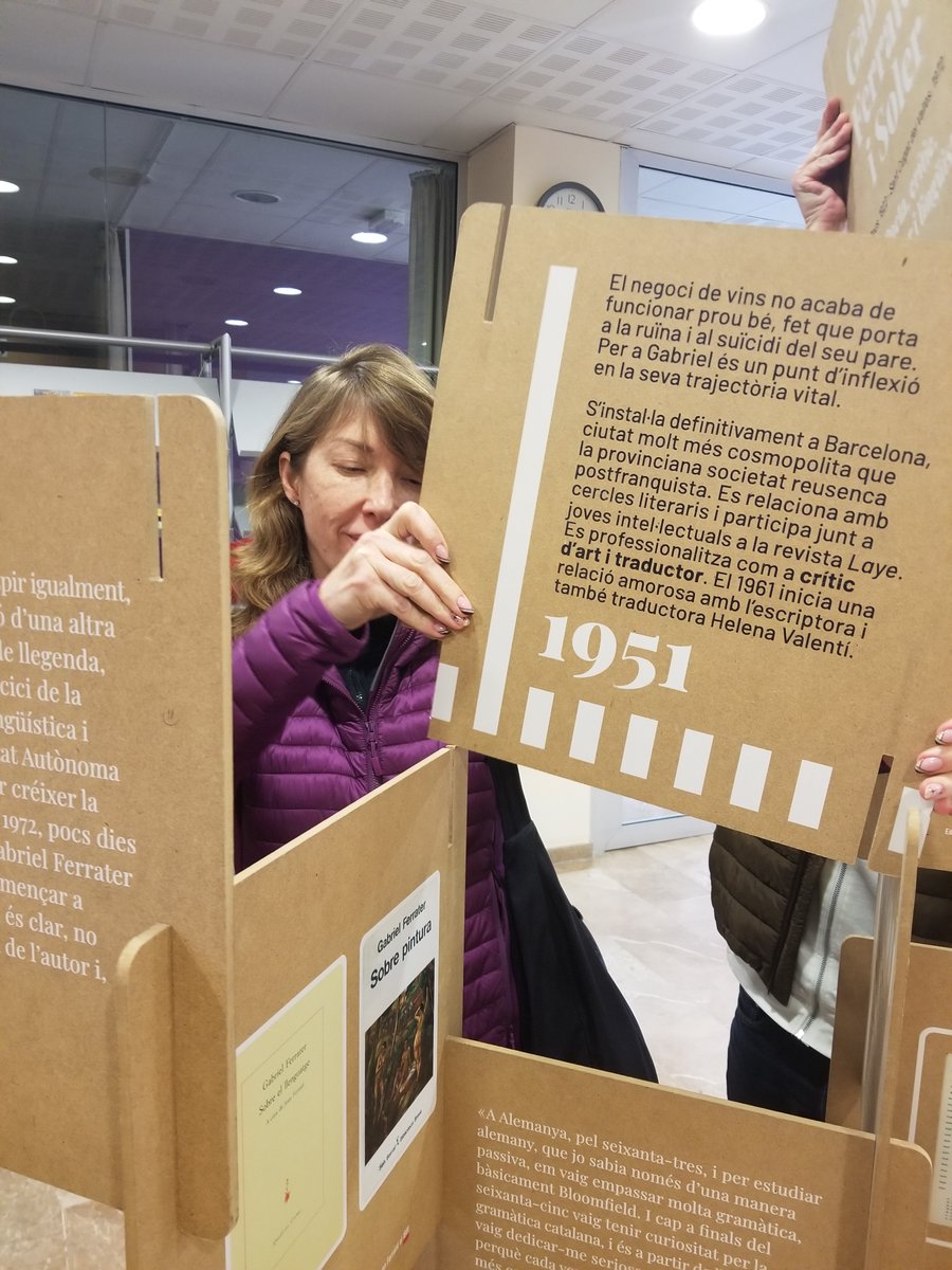 Ja podeu visitar l'exposició "Gabriel Ferrater i Soler (1922-1972). Poeta, crític, traductor i lingüista" al Centre Cultural de #Cambrils.
Produïda per les Biblioteques Municipals de Reus, l’alumnat de B3 i E2 del Servei Local de Català de Cambrils ha participat en el  muntatge.