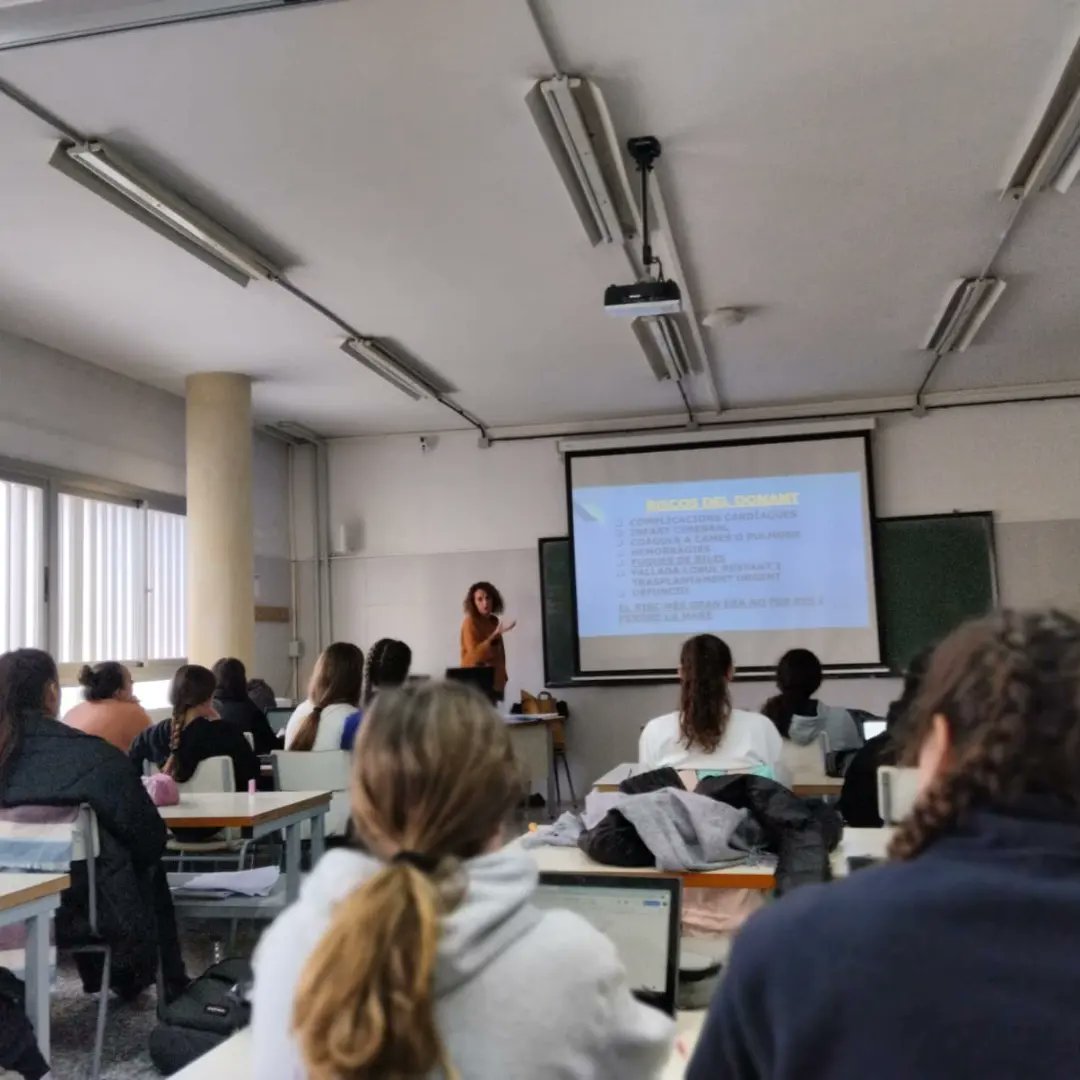 mangles6's tweet photo. Després de 10 anys, ha estat un plaer preparar i compartir amb alumnat de biomedicina aquesta experiència tan brutal. I mil vegades que ho tornaria a fer #donarirebre #educant #compartint #festedonant https://t.co/F2CYBz3T7p
