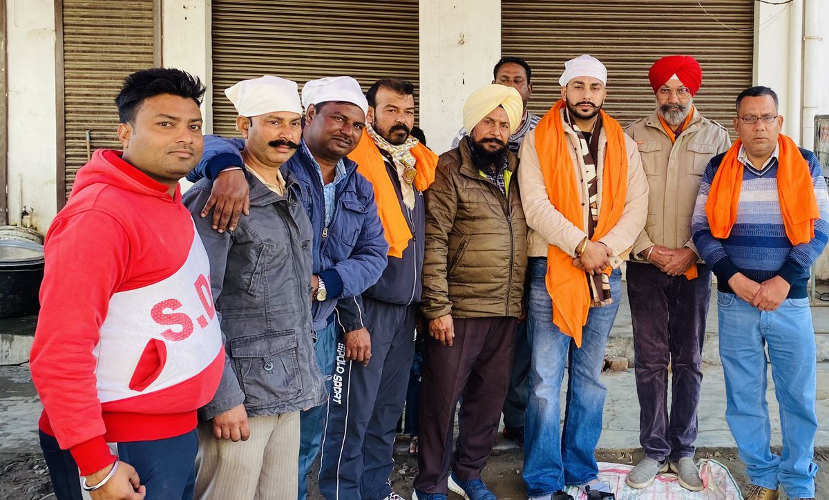sukhwahla06's tweet image. ਗੁਰਦਾਸਪੁਰ ਪ੍ਰੇਮ ਨਗਰ ਵਿਖੇ ਪਵਨ ਕੁਮਾਰ ਜੀ ਵੱਲੋਂ ਬਾਬਾ ਮੋਤੀ ਰਾਮ ਮਹਿਰਾ ਦੀ ਯਾਦ ਵਿੱਚ ਲੰਗਰ ਲਗਾਇਆ ਗਿਆ। ਇਸ ਮੋਕੇ ਹਾਜਰੀ ਭਰੀ ਅਤੇ ਸੰਗਤਾਂ ਦੀ ਅਸ਼ੀਰਵਾਦ ਹਾਸਲ ਕਿੱਤਾ। #sukhwahla #gurdaspur @ArvindKejriwal @BhagwantMann @JarnailSinghAAP @raghav_chadha @SandeepPathak04 @AAPPunjab @CMOPb @Sandhwan