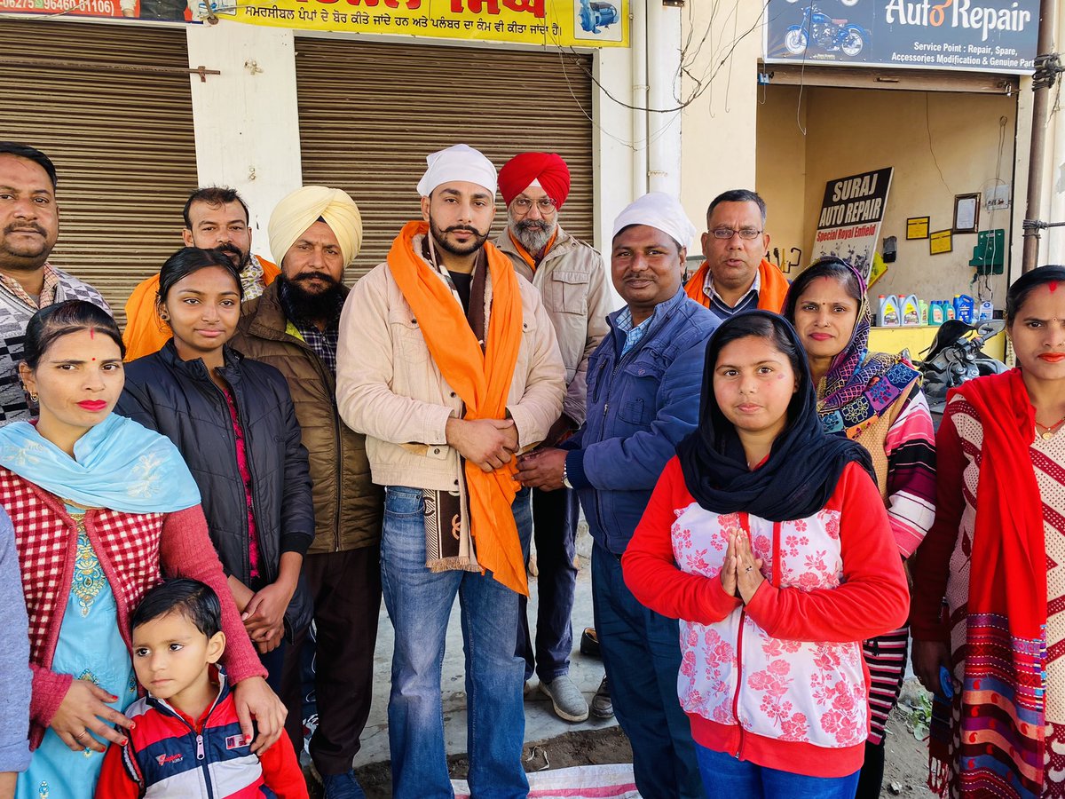 sukhwahla06's tweet image. ਗੁਰਦਾਸਪੁਰ ਪ੍ਰੇਮ ਨਗਰ ਵਿਖੇ ਪਵਨ ਕੁਮਾਰ ਜੀ ਵੱਲੋਂ ਬਾਬਾ ਮੋਤੀ ਰਾਮ ਮਹਿਰਾ ਦੀ ਯਾਦ ਵਿੱਚ ਲੰਗਰ ਲਗਾਇਆ ਗਿਆ। ਇਸ ਮੋਕੇ ਹਾਜਰੀ ਭਰੀ ਅਤੇ ਸੰਗਤਾਂ ਦੀ ਅਸ਼ੀਰਵਾਦ ਹਾਸਲ ਕਿੱਤਾ। #sukhwahla #gurdaspur @ArvindKejriwal @BhagwantMann @JarnailSinghAAP @raghav_chadha @SandeepPathak04 @AAPPunjab @CMOPb @Sandhwan
