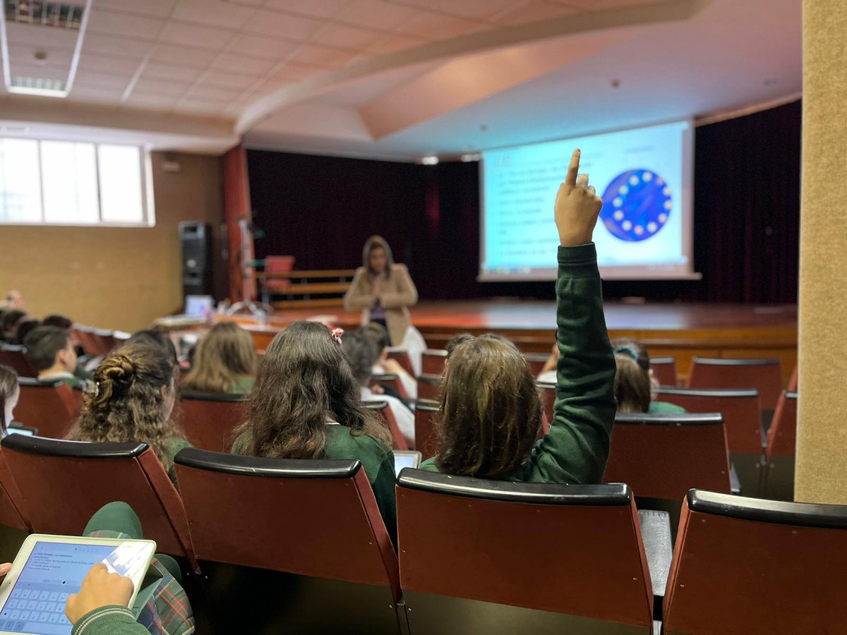 We had the pleasure of visiting @ColegioMiralba & were delighted to see the students' interest in our work & hear fresh ideas on sustainability🌊. 
They asked many questions about overfishing, the #CommonFisheriesPolicy & our role in #FisheriesControl🎣.

#Youth4ocean #MakeEUBlue