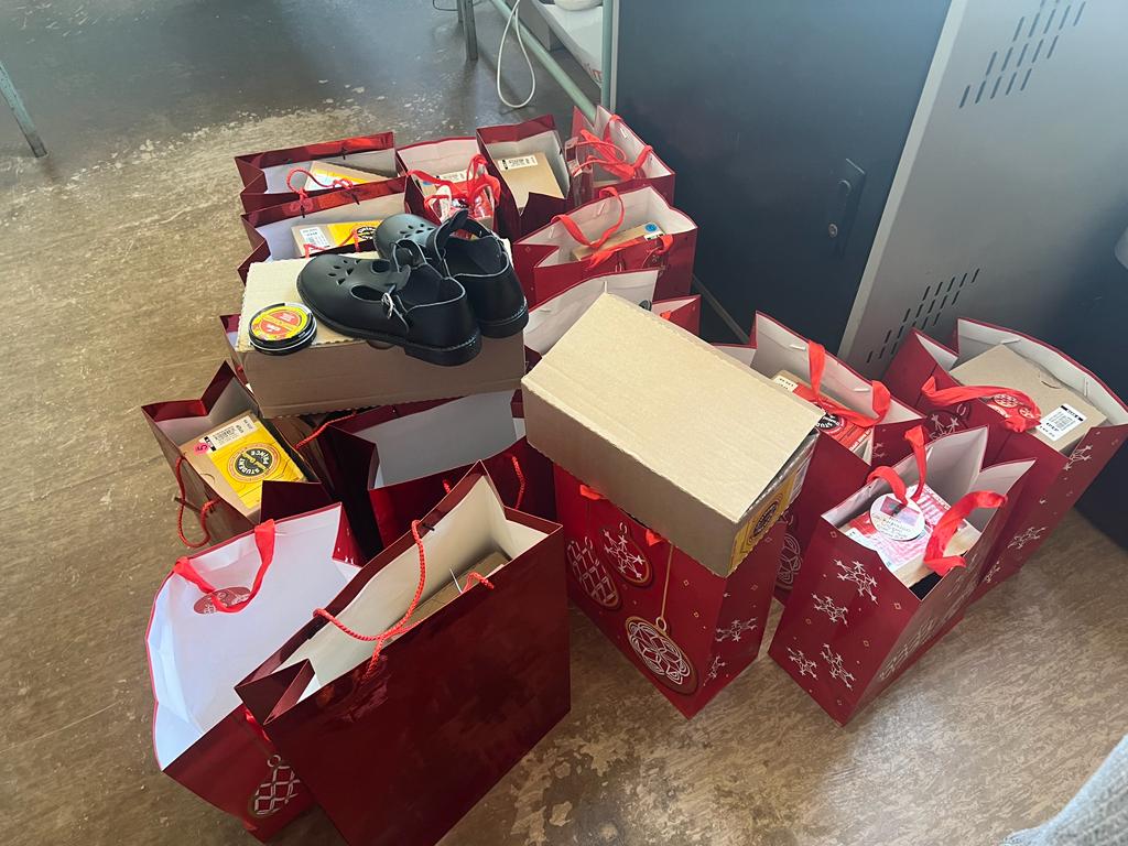 EFF_FreeState's tweet photo. ♦️In Pictures♦️
Xhariep Regional Deputy Secretary & Councillor, Fighter Kgahliso Litsheho donated school shoes and polish to 17 learners of Springfontein Primary School in Kopanong.
The EFF will always be at the forefront of safeguarding the rights of learners
#EFFBackToSchool https://t.co/mvFlhn6rSz