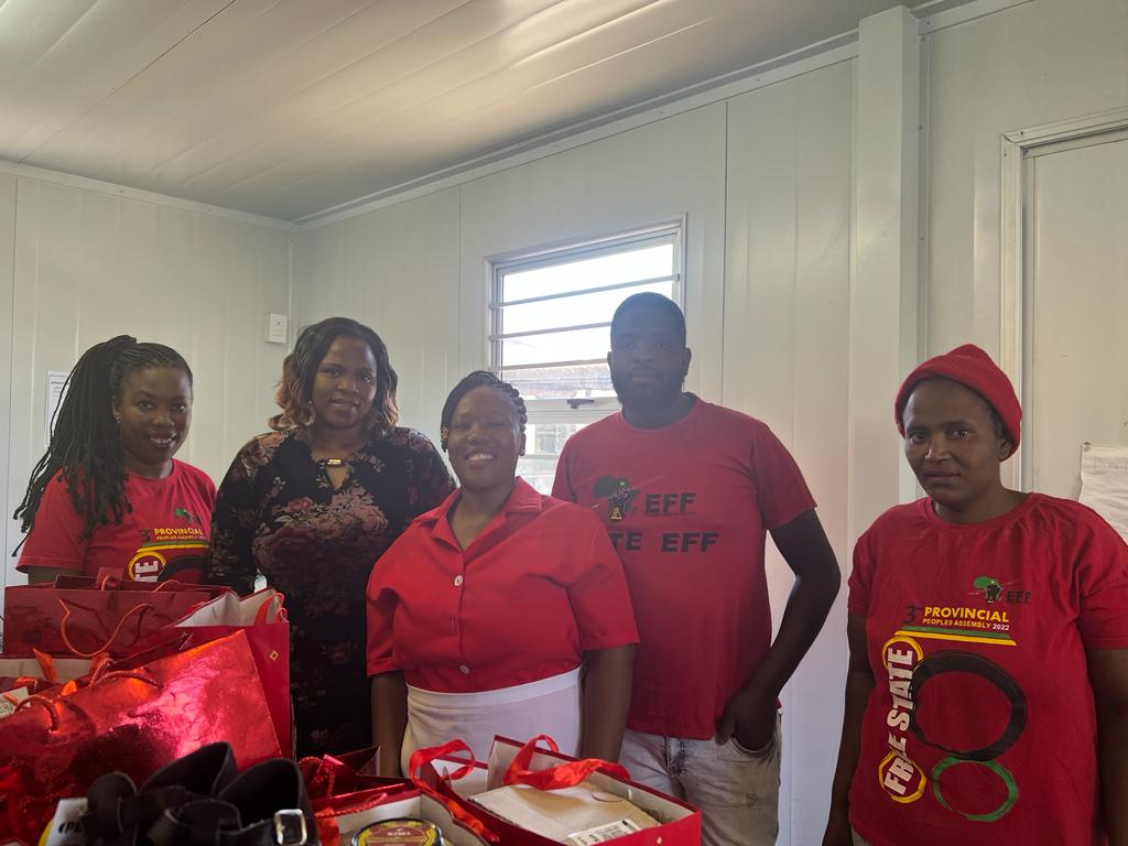 EFF_FreeState's tweet photo. ♦️In Pictures♦️
Xhariep Regional Deputy Secretary & Councillor, Fighter Kgahliso Litsheho donated school shoes and polish to 17 learners of Springfontein Primary School in Kopanong.
The EFF will always be at the forefront of safeguarding the rights of learners
#EFFBackToSchool https://t.co/mvFlhn6rSz