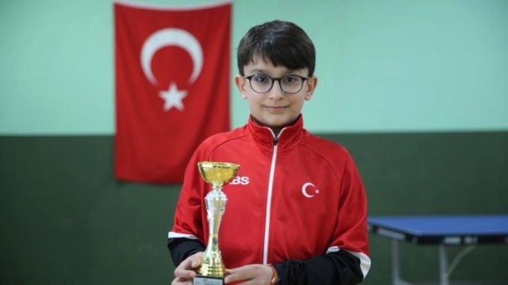 DikenComTr's tweet photo. ➤ Yemek masasında antrenman yapıyordu

🏓 11 yaşında masa tenisinde dünya üçüncüsü olan milli sporcunun hedefi olimpiyatlar

https://t.co/hfYd8W3oY4 https://t.co/b0su996518