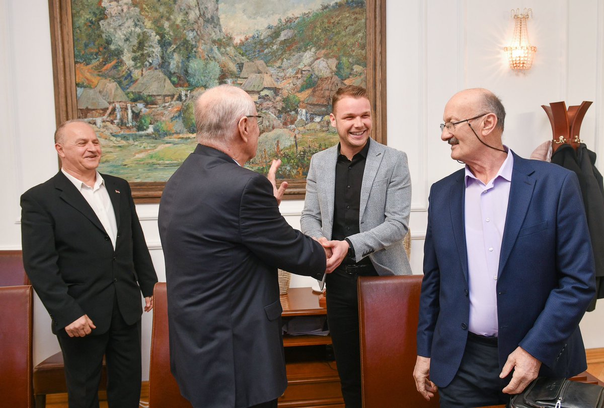 Stanivukovic_D's tweet photo. Потписан споразум о исплати једнократне новчане подршке пензионерима у износу од 100КМ!

Новац ће бити исплаћен 6. фебруара на њихове жиро-рачуне, колико је потребно да се заврше све потребне процедуре. https://t.co/hWL7q5yli7