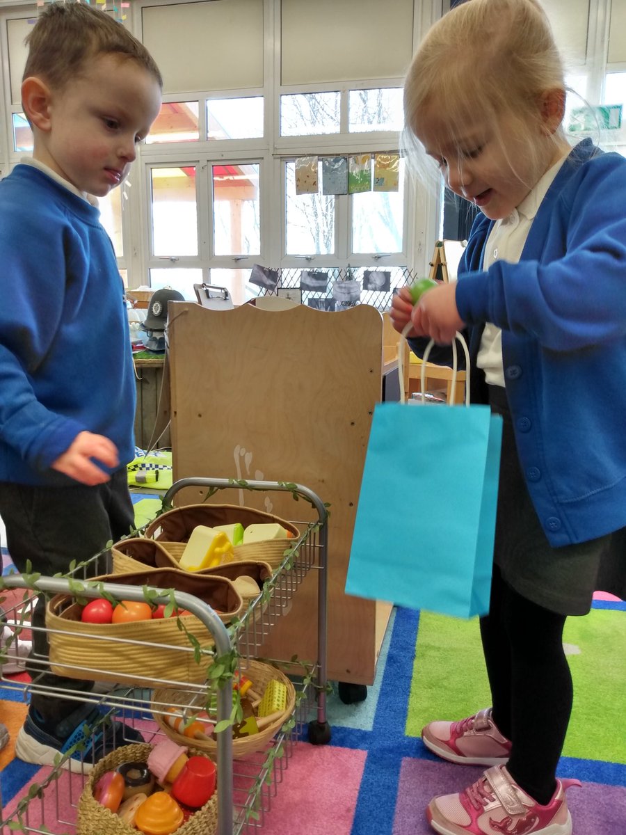 Nursery have been busy at their bakers shop today buying lots of sweet treats 🧁 Our shop keeper Frankie asked each customer what they would like and the customers used super sentences to say what they would like to buy 🌟 Super speaking and listening Nursery 🌟