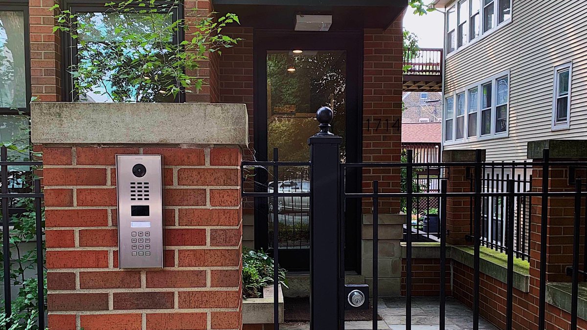 doorbird's tweet image. This #DoorBird fits seamlessly into the classic Chicago brick building. The owners opted for a device with keypad, which enables #keyless access via key fobs. In addition, our partner Nextech installed a protective hood – a good choice in the "windy city".

Photo: @Nextechenergy