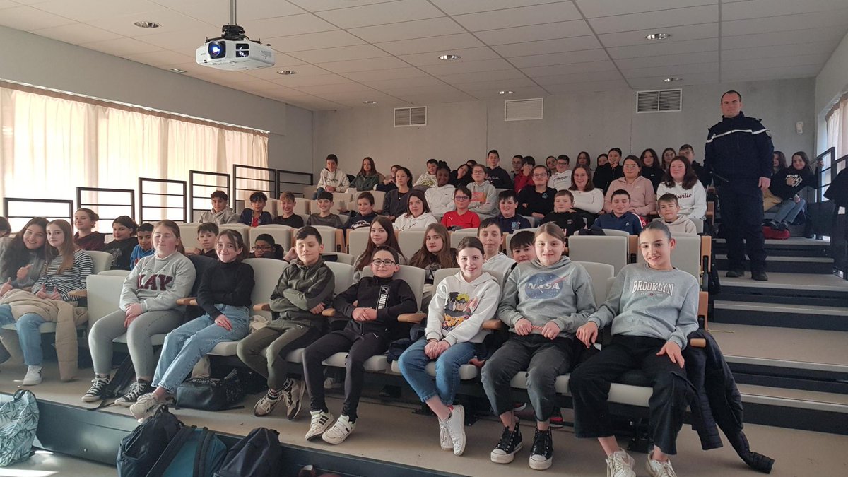Gendarmerie_022's tweet photo. Les élèves de 5ème du collège Per Jackez Helias de MERDRIGNAC ont reçu hier les militaires de la brigade éponymes. Au programme: sensibilisation sur les violences en milieu scolaire, sur le harcèlement scolaire ainsi que sur les dangers d'internet! 💪 https://t.co/cvKO7gVUKM