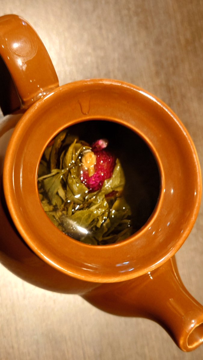 バーミヤンの火鍋（平塚橋でも食べられます）
野菜は「しゃぶ葉」と同じ感じでした。

ドリンクバーの「花茶」は花の甘い香りが口の中にひろがる不思議なお茶でした。