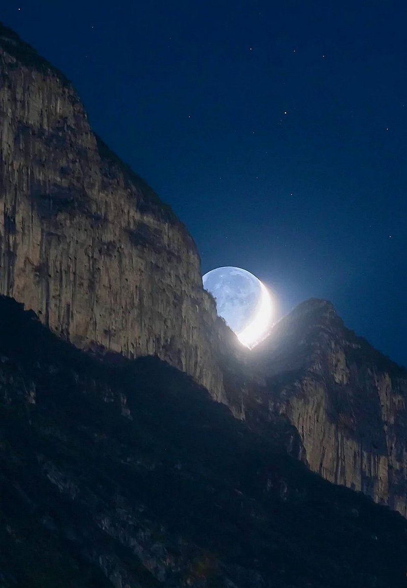 AGMRedMylene's tweet photo. Shy moon https://t.co/QYkbNi3oZE