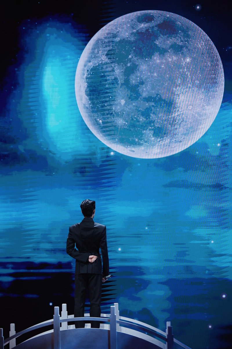 wanghedipics's tweet photo. “wandering under the moon, the young man is astonished”

#王鹤棣 #WangHedi #DylanWang https://t.co/4GiSsjduen