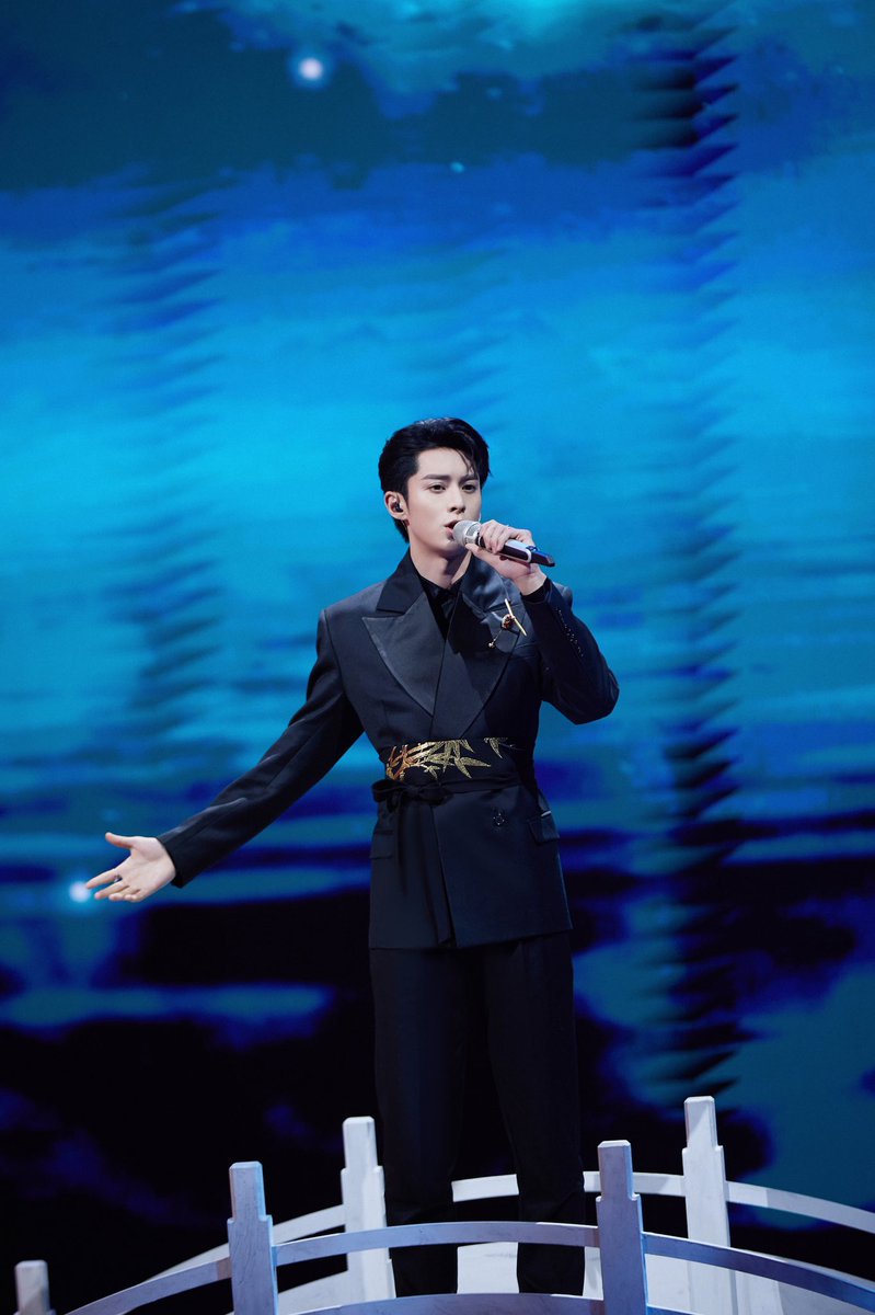 wanghedipics's tweet photo. “wandering under the moon, the young man is astonished”

#王鹤棣 #WangHedi #DylanWang https://t.co/4GiSsjduen