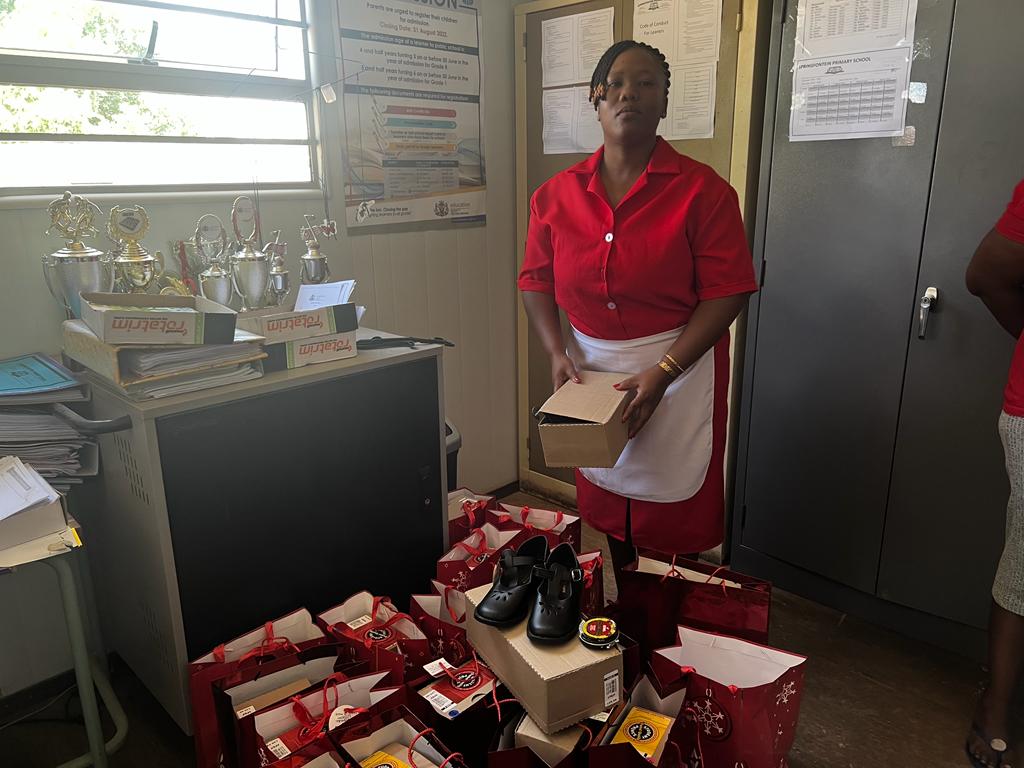 EFF_FreeState's tweet photo. ♦️In Pictures♦️
Xhariep Regional Deputy Secretary & Councillor, Fighter Kgahliso Litsheho donated school shoes and polish to 17 learners of Springfontein Primary School in Kopanong.
The EFF will always be at the forefront of safeguarding the rights of learners
#EFFBackToSchool https://t.co/mvFlhn6rSz