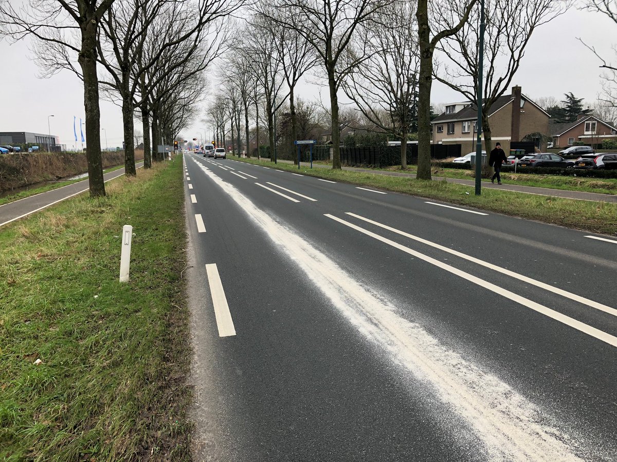 WIS_Sven's tweet photo. Iemand is wat strooi🧂 verloren op de #n285 hmp 7.1 t/m 6,5 links. Onze provinciale wegen hebben op het moment al voldoende zout gehad voor de gladheiden nog meer is niet nodig. 👷🏼is onderweg om het 🧂 op te ruimen.🧹.  @Brabant @RWSverkeersinfo @omroepbrabant https://t.co/OTxnvV6S7H