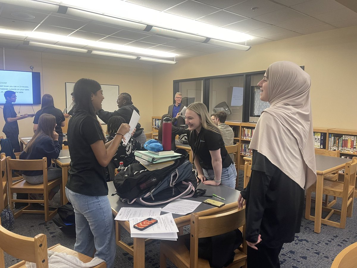 MsLizBrewer's tweet photo. Synergy in action! #SWHSStudentAmbassadors https://t.co/8zOCIs0uYt