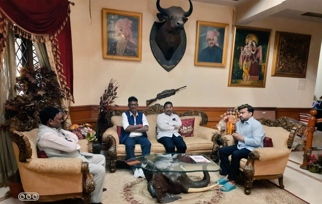 ambrishraoatram's tweet photo. शिक्षक मतदारसंघाच्या निवडणुकीच्या अनुषंगाने गडचिरोली-चिमूर लोकसभा क्षेत्राचे खासदार अशोक नेते यांनी आज गडचिरोली जिल्ह्याचे माजी पालकमंत्री मा.अम्ब्रिशराव आत्राम यांच्या अहेरी येथील निवासस्थानी सदिच्छा भेट दिली. यावेळी निवडणुकीच्या संदर्भात विविध विषयांवर चर्चा झाली.
@AshokNeteMP https://t.co/DUASKQnv5a