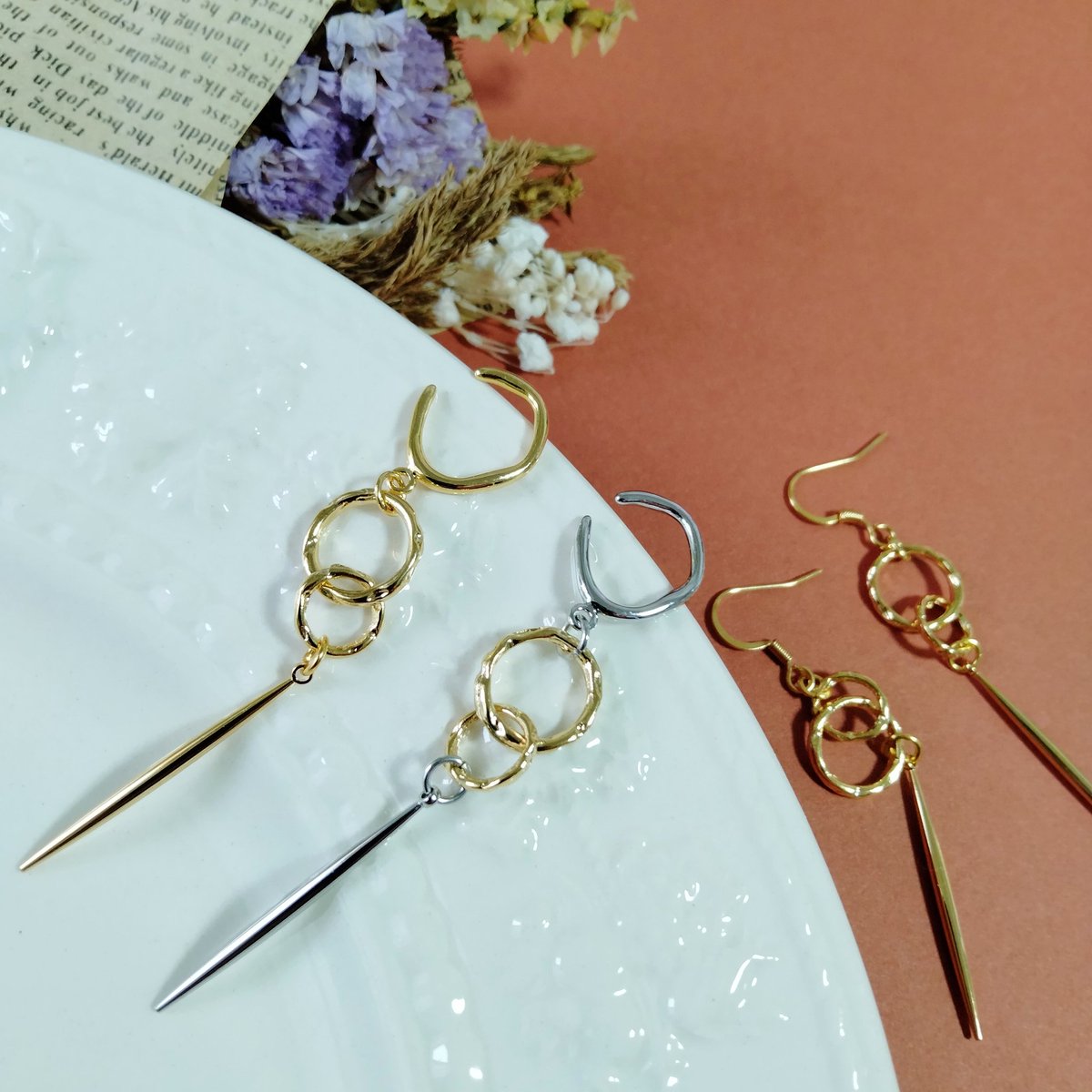 may0oon's tweet photo. ダブルリングのピアス＆イヤ��カフです。
⁡イヤーカフにはゴールド×シルバーの⁡⁡バイカラーもご用意しています😊⁡

⁡⁡K18GPや本ロジウムでコーティングしていますので、⁡サビや汚れに強く、⁡アレルギーにも安心ですよ💪⁡ https://t.co/XiAQdjxxnS