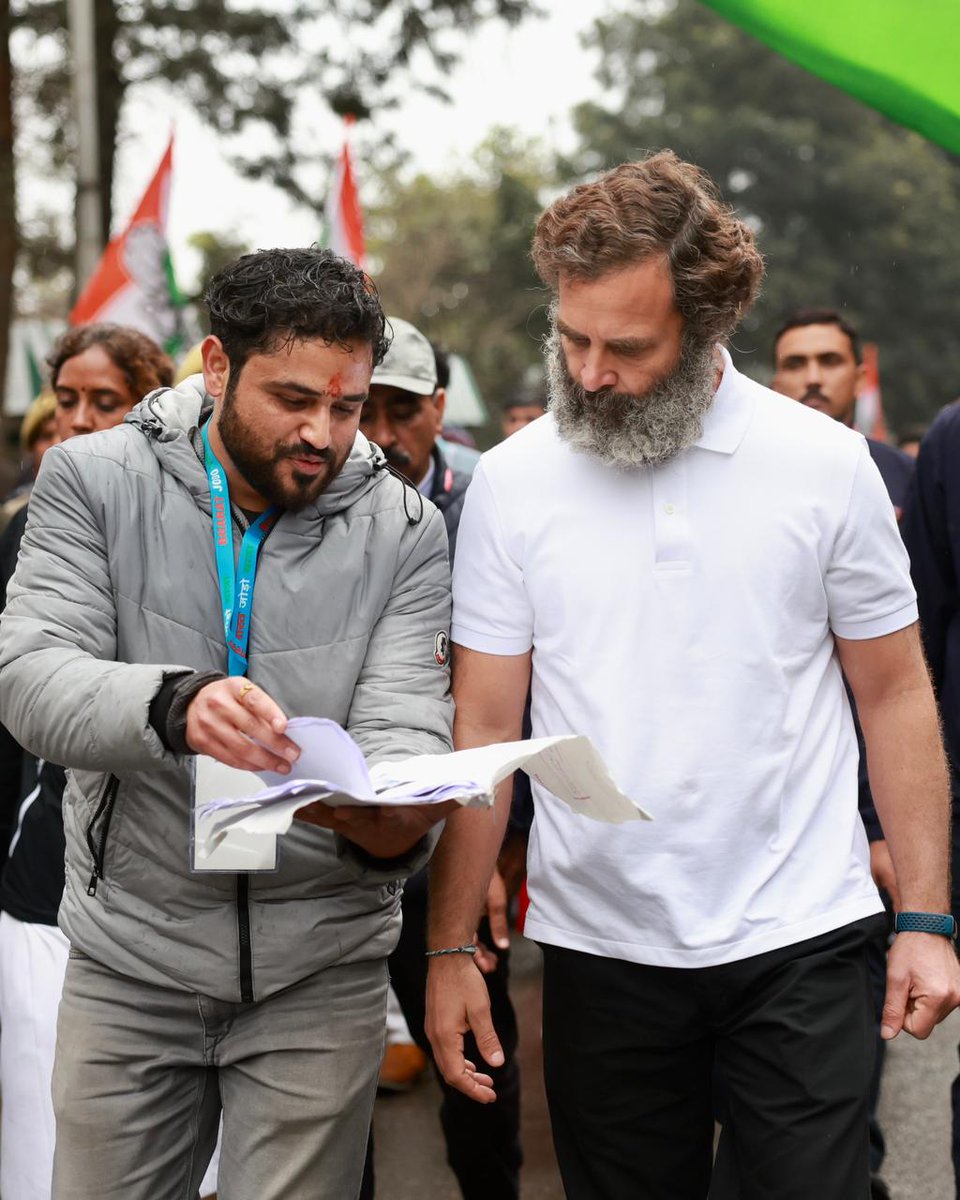 INCIndia's tweet photo. 'चल रहे हैं हम, सुन रहे हैं हम'

लोगों में खुशियां बांटकर उनकी तकलीफों को भी अपना बनाती #BharatJodoYatra https://t.co/pILUlwr4KE