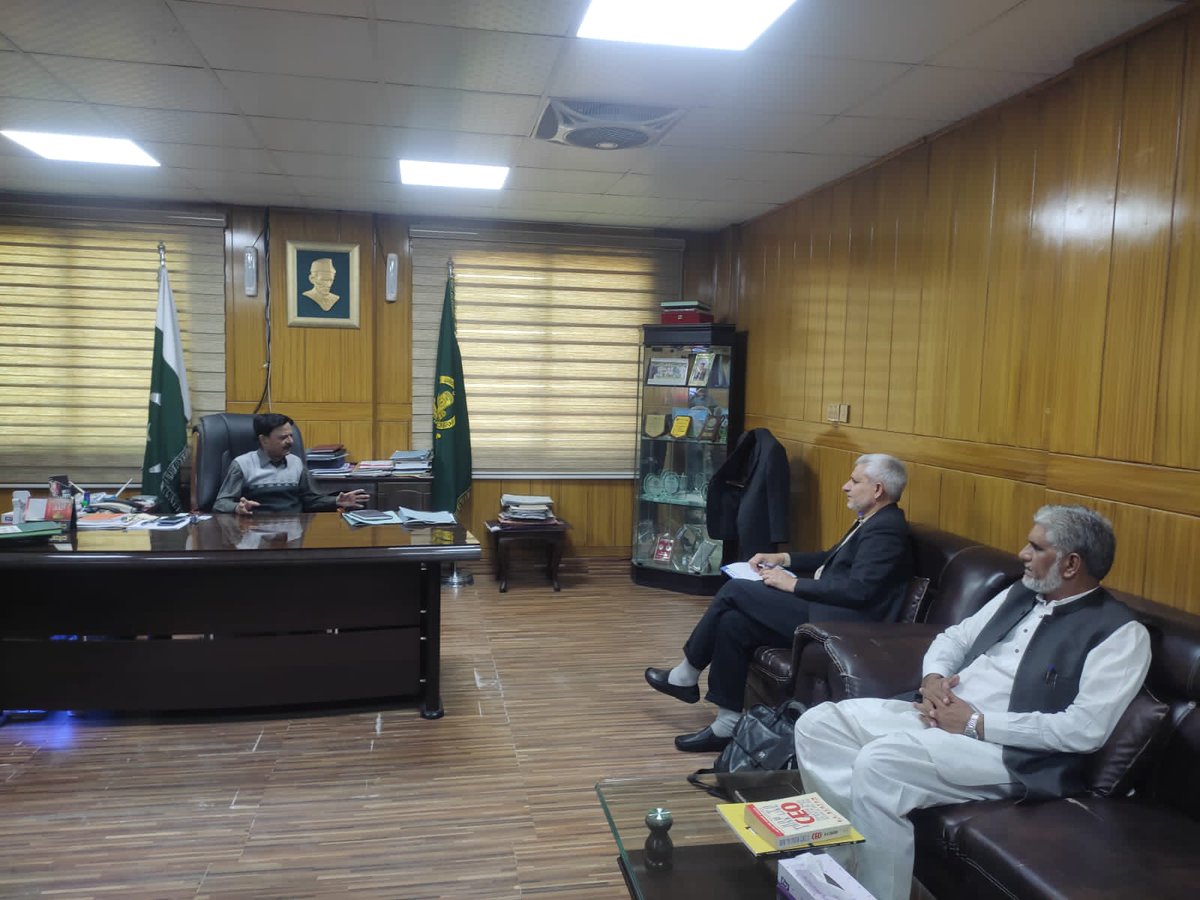 AfaqTrainings's tweet photo. Mr. Amir Zeb(Director Training &amp; Services-AFAQ) &amp; Mr. Parvez (Regional Head-AFAQ Karachi) had an initial meeting with Prof.Dr. Saeed Uddin(Chairman-Board of Intermediate Education,Karachi)to conduct a series of training workshops on developing'Item Bank' and 'E-Marking'of papers. https://t.co/ICAwnIeoxz