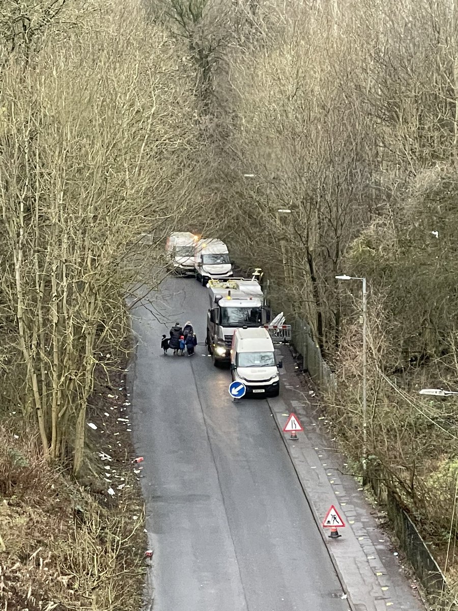 BoabyBimmer's tweet photo. @SGNgas this is an accident waiting to happen. No traffic controls at the corner - people in roadway at mercy of drivers. G20 Glasgow. https://t.co/XXF764vbWG