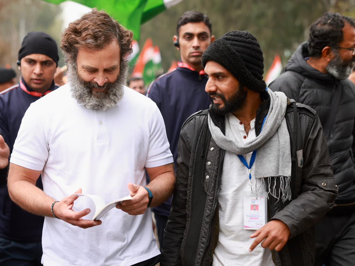 INCIndia's tweet photo. 'चल रहे हैं हम, सुन रहे हैं हम'

लोगों में खुशियां बांटकर उनकी तकलीफों को भी अपना बनाती #BharatJodoYatra https://t.co/pILUlwr4KE