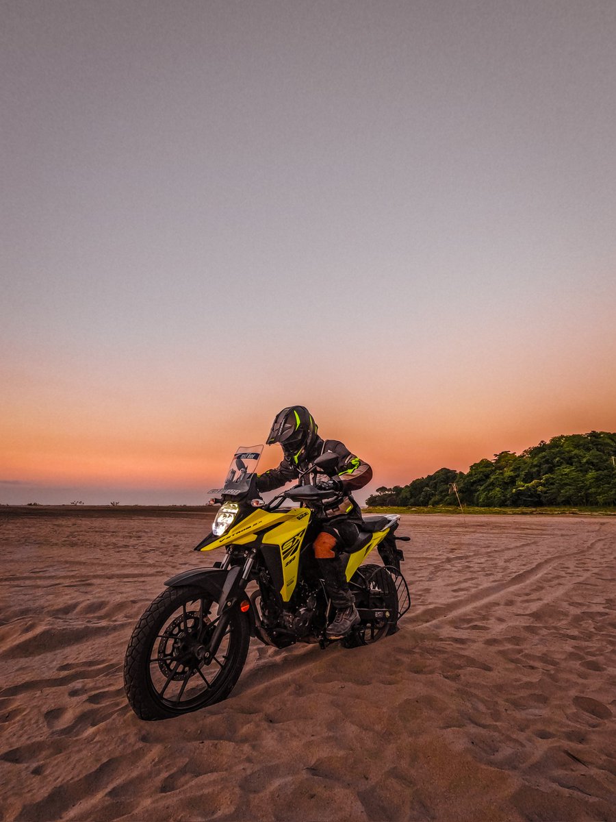 axommotorider's tweet photo. The Sport adventure tourer V -STROM SX250 was just gliding through the sand 👊🏻💨

@suzuki2wheelers

#motomoment #suzukivstrom250 #adventuretouring #tourer #testride #Motorcyclist #sandriding #ride #moto #motorider #axommotorider #adityamedhi #motojunkie #guwahati https://t.co/erFKZ6031o