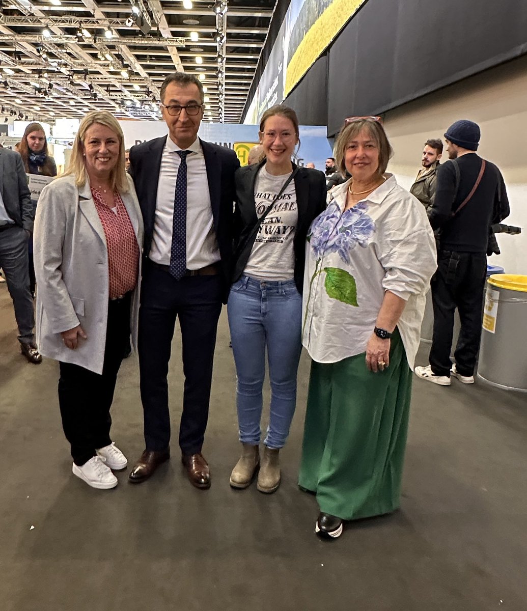 e3_antje's tweet photo. WiA - Women in Agribusiness meet Federal Minister of Agriculture @cem_oezdemir at the #GrüneWoche in Berlin! 
#sustainability #WIA https://t.co/KAatlN4uJQ