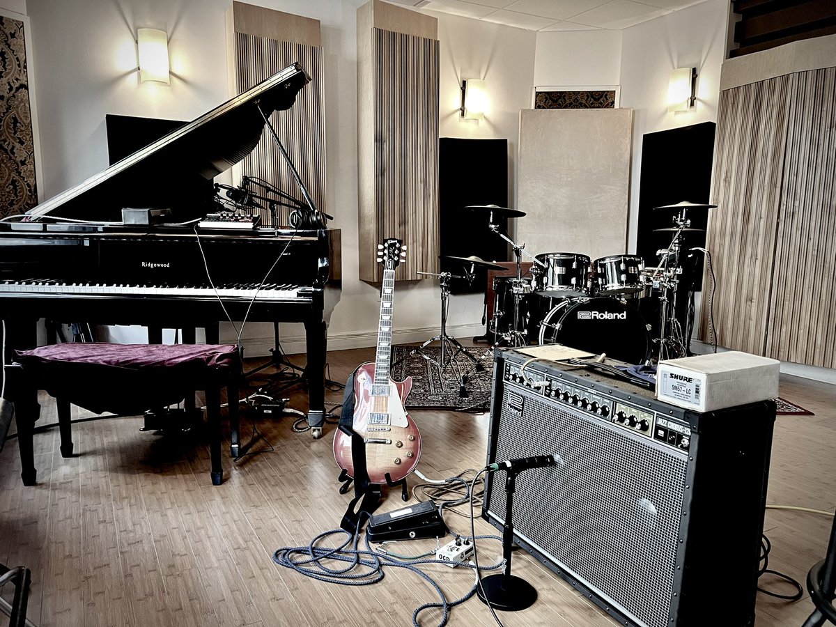 Tuesday view… Recording Pianos and Guitars. 

#recording #piano #guitar #recordingstudiio #studio #music #musica