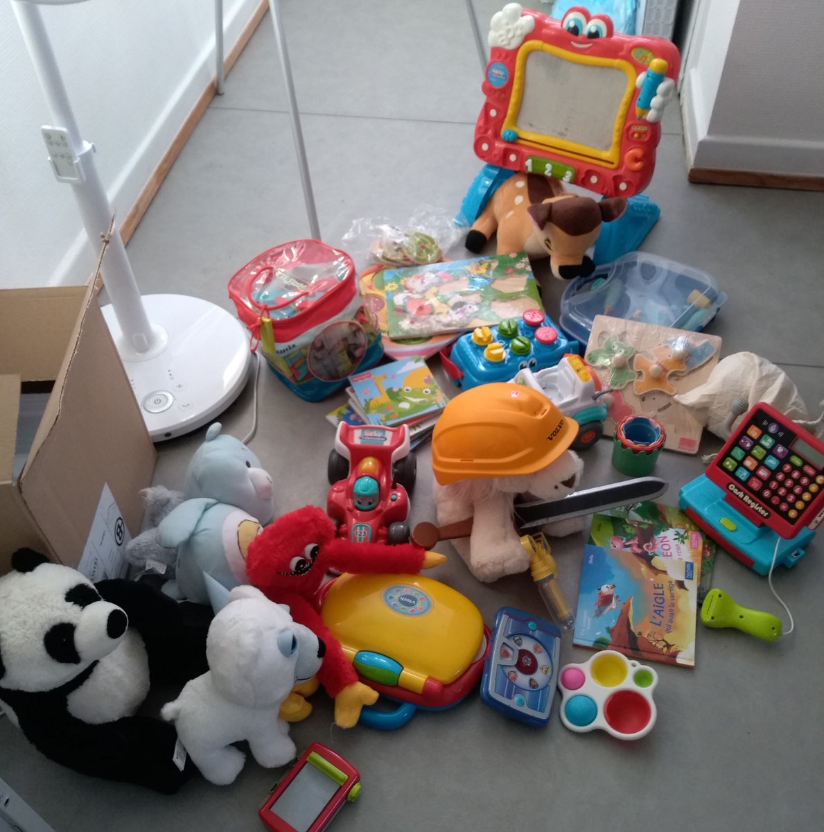 resonancealsace's tweet photo. 🧩🎲🚗🧸Peluches, livres, puzzles, jouets… Tout y est pour faire la joie des enfants suivis au CPERD ! Merci à la crèche Les Petits Chaperons Rouges à Blotzheim pour l’organisation de cette collecte et aux parents des enfants accueillis dans la crèche pour tous ces dons !👍 #don https://t.co/YWtj48c513