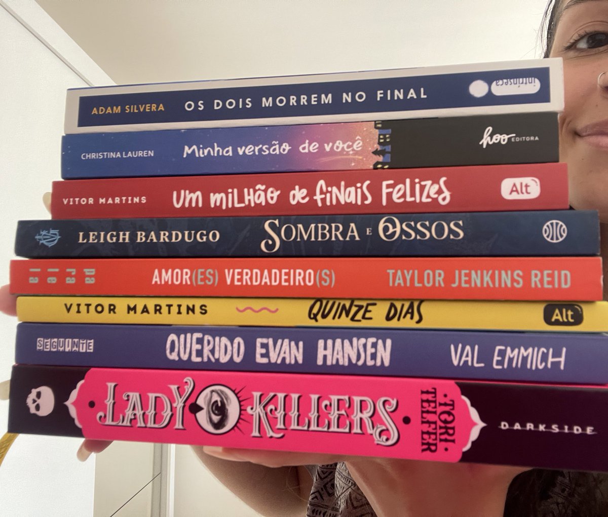 luizaverse's tweet photo. eu passando pelo maior white girls problem da terra pois ganhei tantos livros de presente de aniversário que não tenho onde guardar https://t.co/KSI5oQnF6G