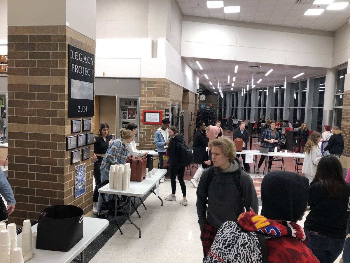 Last Friday, Link Leaders greeted ERHS students with hot chocolate, candy canes and smiles as best wishes for finals and the end of 1st semester this Friday. #ItsGood2BeAnElk <a href="/ISD728/">ISD 728</a> @bittmand <a href="/karirock4/">Dr. Kari Rock</a>