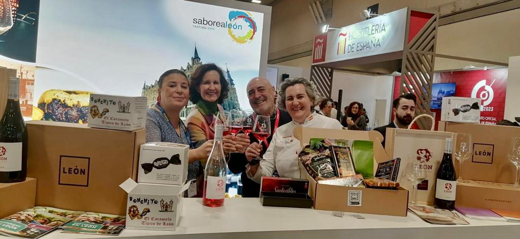 CRDOLEON's tweet photo. Hoy en #SaboreaLeón de @madridfusión, que se celebra en el @IFEMA, recibimos hoy la visita de la ministra @MarotoReyes de @mincoturgob, que felicitó a los productores por su «altísimo nivel de calidad».
#hazleon #idoleon #prietopicudo #albarín #winlovers https://t.co/ywmKYHshsX