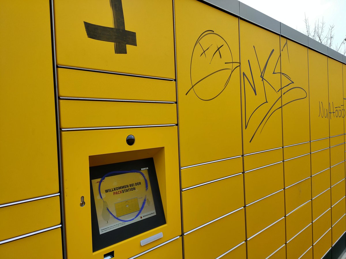 ZongXern_Sim's tweet photo. @DHLPaket Vandalismus an neuer Packstation 109 in Reutlingen. Bitte Maßnahmen ergreifen. https://t.co/VSSBljvU2H