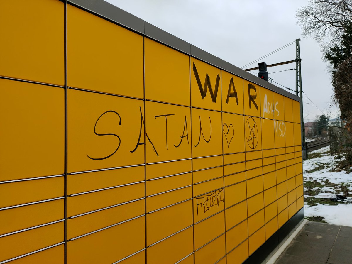 ZongXern_Sim's tweet photo. @DHLPaket Vandalismus an neuer Packstation 109 in Reutlingen. Bitte Maßnahmen ergreifen. https://t.co/VSSBljvU2H