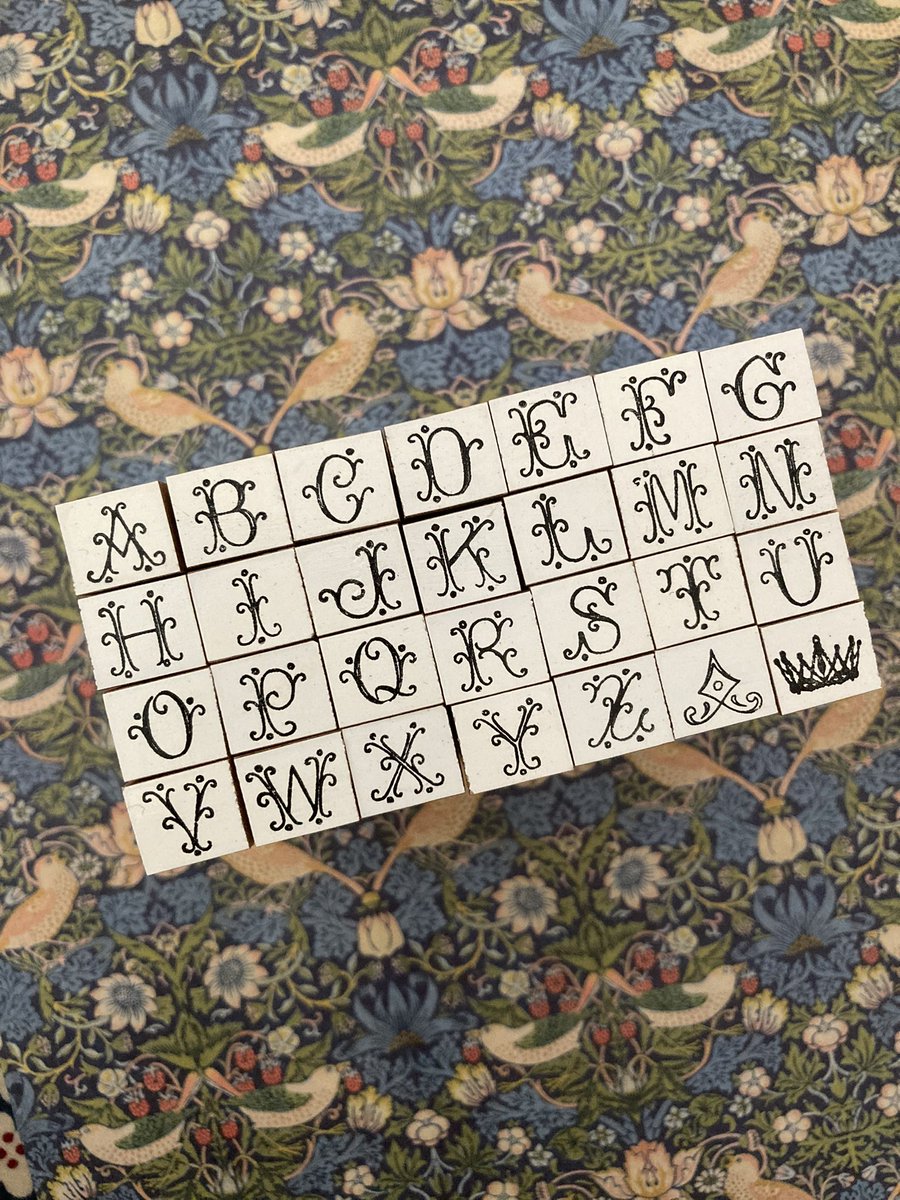 chihiy07's tweet photo. #gobe さんの素敵なスタンプ✨✨
“王様の辞書”
微に入り細に入り至れり尽くせり
デザイン性の高いモチーフで飾り罫を作ってみました👑
#gobestamp #スタンプ #はんこ #アルファベットモチーフ #飾り罫 https://t.co/UTjm8GXCGb