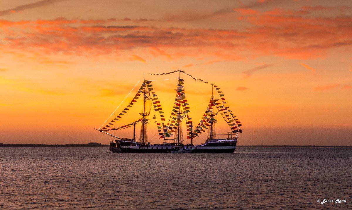 Beautiful sunrise over the 'Jose Gasparilla' pirate ship off Bayshore Blvd. this morning.  

#tampa #gasparilla 
@GasparillaTampa @VisitTampaBay @CityofTampa