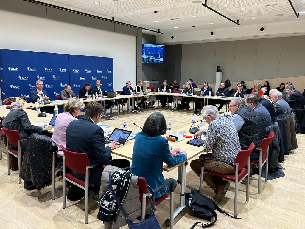 Les membres du Bureau de <a href="/l_amf/">AMF | Association des maires de France</a> sont réunis aujourd'hui autour de <a href="/PresidentAmf/">Président de L’AMF</a> et <a href="/AndreLaignel/">André Laignel</a> pour échanger sur la réforme des retraites,  le modèle éco et le financement du ZAN ; valider le contrat de présence postale territoriale et la charte ATSEM, etc.