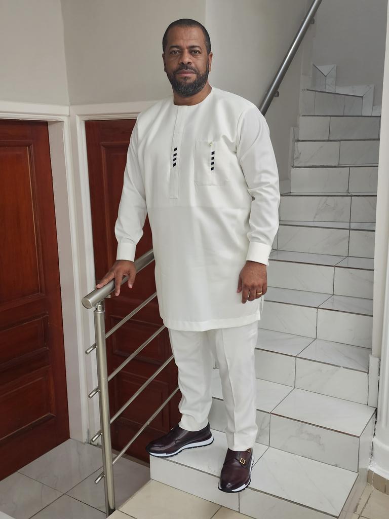 Ma mère ADA NDONG Virginie a pour habitude de me dire que :‘’Quand ta lumière brille, n’éteins pas celle de ton prochain, car elle peut te servir un jour dans les ténèbres’’

Bonne journée.