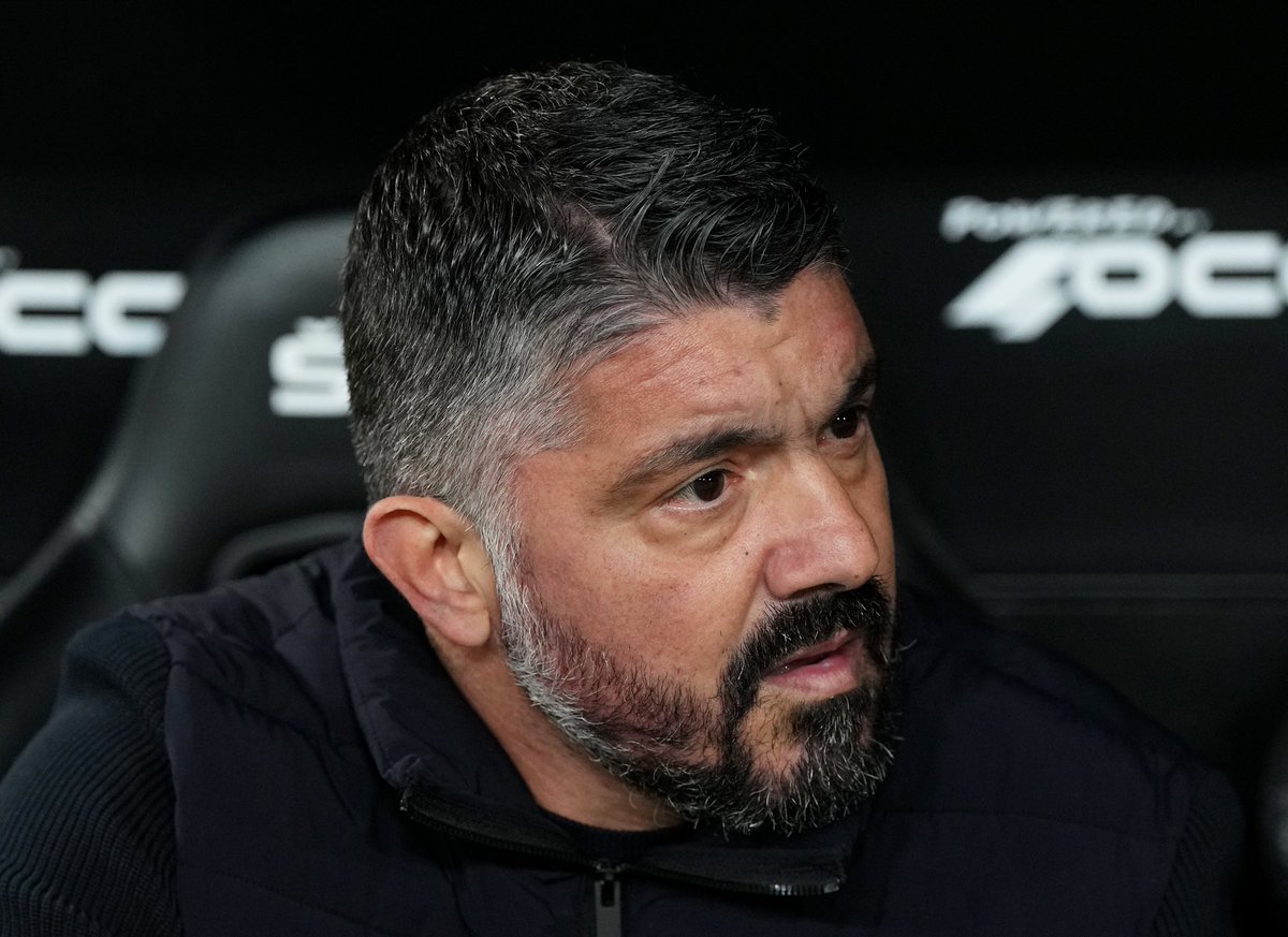 Offsider_ES's tweet photo. 🙅🏻♂️ La situación en Valencia empieza a ser insostenible.
⚠️ 7 de los últimos 27 puntos en @LaLiga y 3 puntos sobre los puestos de descenso.
🤔 Gattuso comienza a ser cuestionado en el banquillo ‘ché’. https://t.co/eBH3TsPSOt