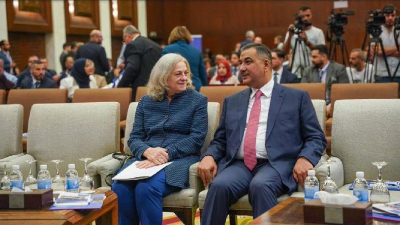 وين اكو صدري يگعد مع السفيرة الامريكية، سياسة التيار هي عدم التواصل مع الادارة الامريكية حتى بصورة غير مباشرة الموضوع لدينا عقائدي حسب قول سماحة السيد مقتدى الصدر، المهم ان غيروه او لم يغيروه نحن ننتظر نتائج حكومتهم وبعدها لكل حادث حديث، الوقت بدء ينفذ😉