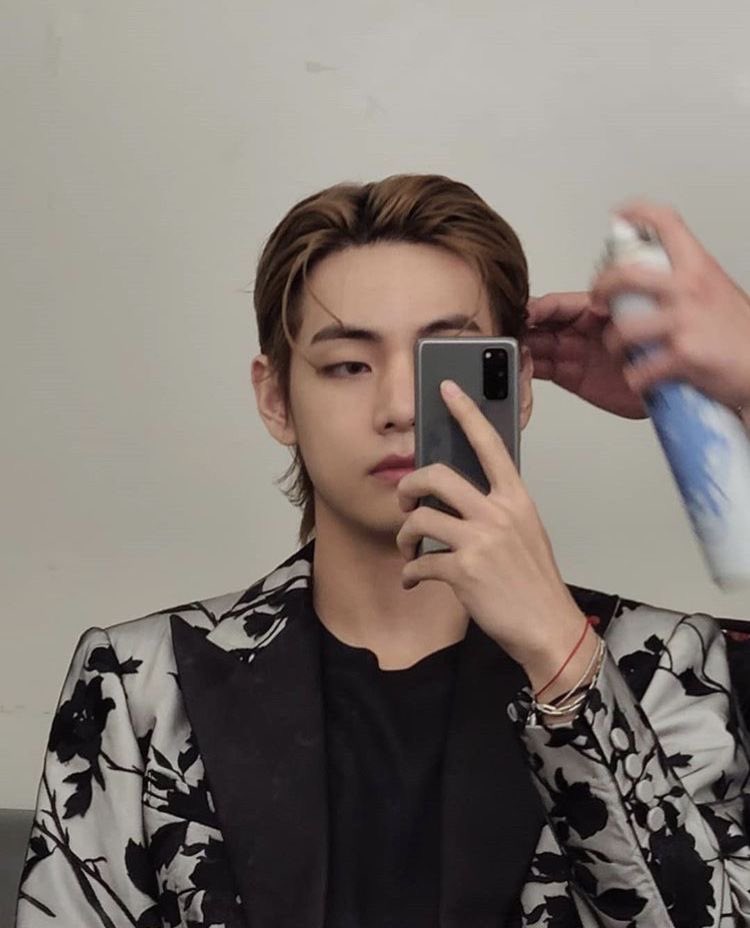 Miss_Composure_'s tweet image. Two cuties admiring themselves 💜

#SArmyselcaday
#SASD
#SArmy