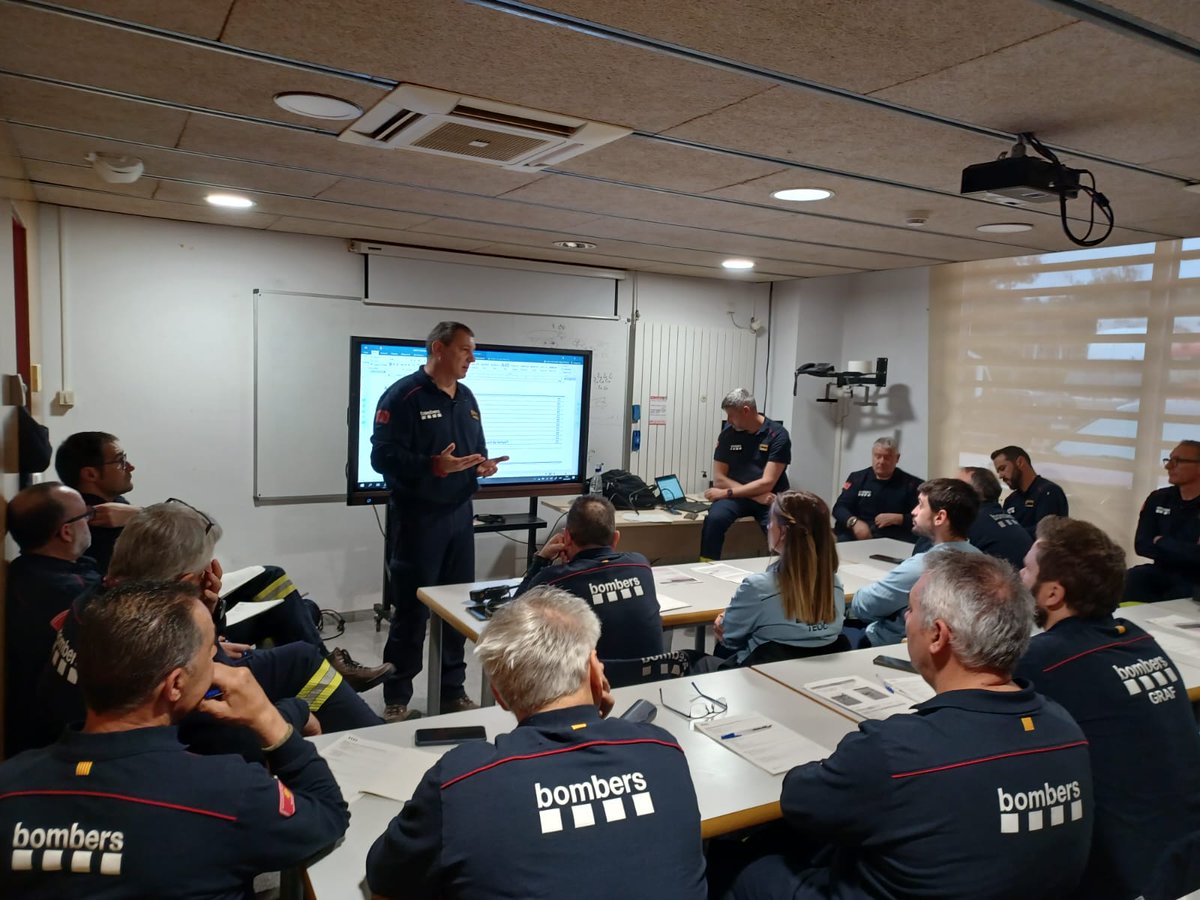 bomberscat's tweet photo. Jornada a la Regió d'Emergències de Girona #REG on comandaments superiors #bomberscat i #TEOCS posen en pràctica la nova INT de recerques 🔎

📸 Fem la pràctica simulada de siscom4 amb desplegament d'estructura de comandament i suport operatiu al parc de la Pera, REG https://t.co/E7msoGLj2e