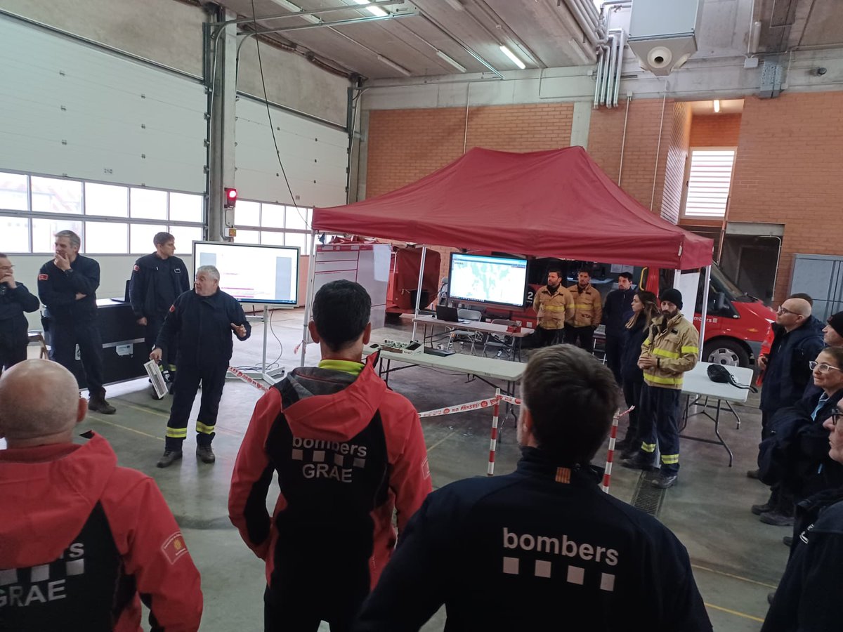 bomberscat's tweet photo. Jornada a la Regió d'Emergències de Girona #REG on comandaments superiors #bomberscat i #TEOCS posen en pràctica la nova INT de recerques 🔎

📸 Fem la pràctica simulada de siscom4 amb desplegament d'estructura de comandament i suport operatiu al parc de la Pera, REG https://t.co/E7msoGLj2e