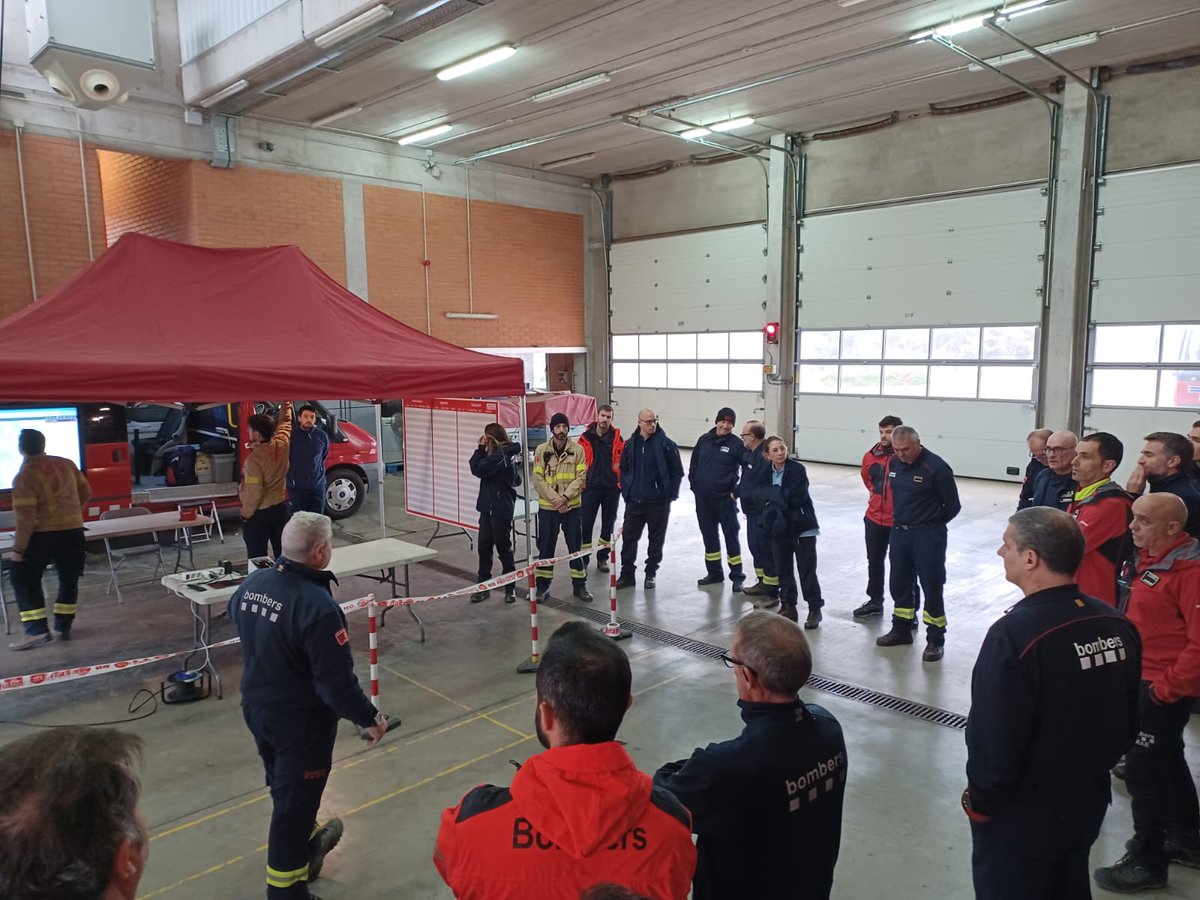 bomberscat's tweet photo. Jornada a la Regió d'Emergències de Girona #REG on comandaments superiors #bomberscat i #TEOCS posen en pràctica la nova INT de recerques 🔎

📸 Fem la pràctica simulada de siscom4 amb desplegament d'estructura de comandament i suport operatiu al parc de la Pera, REG https://t.co/E7msoGLj2e